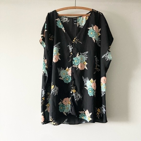 Torrid Black Floral Short Sleeve Button Down Blouse‎ 4X - Picture 3 of 5